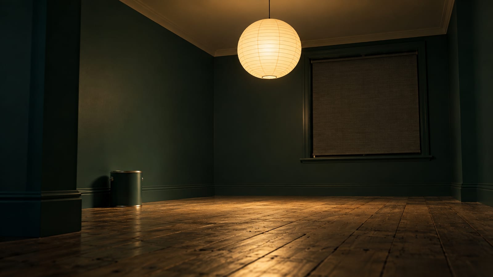 Una habitación recién pintada y vacía, con un bote de pintura cerrado sobre la tarima y una lámpara de papel recién colgada que da la única luz cálida.